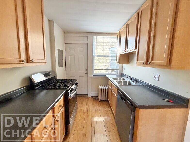 Building Photo - 730 Elm St