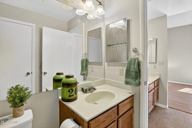 Building Photo - 930 N Mesa Dr