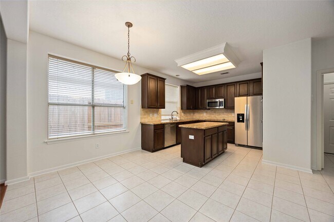 Building Photo - 8615 Saratoga Dr