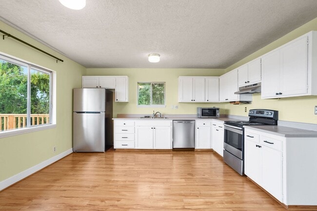 Building Photo - Wonderful 4 bedroom, 2 Bath on Oversized l...