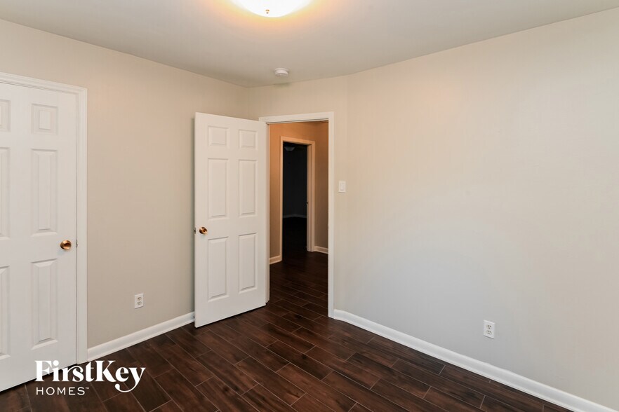 Building Photo - 901 Vickery Dr