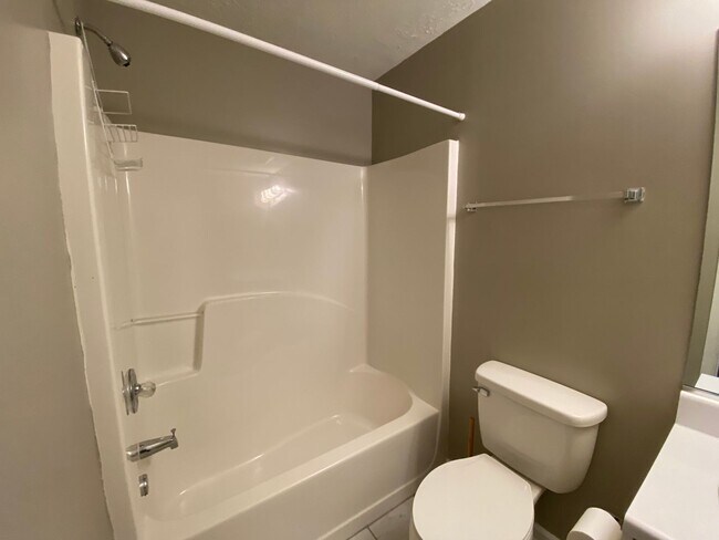 Building Photo - 2 Bedroom, 2 Bath End Unit Townhome in Bro...