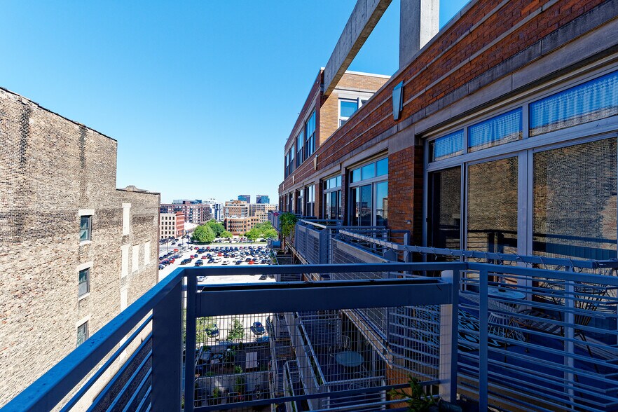 Building Photo - 933 W Van Buren St