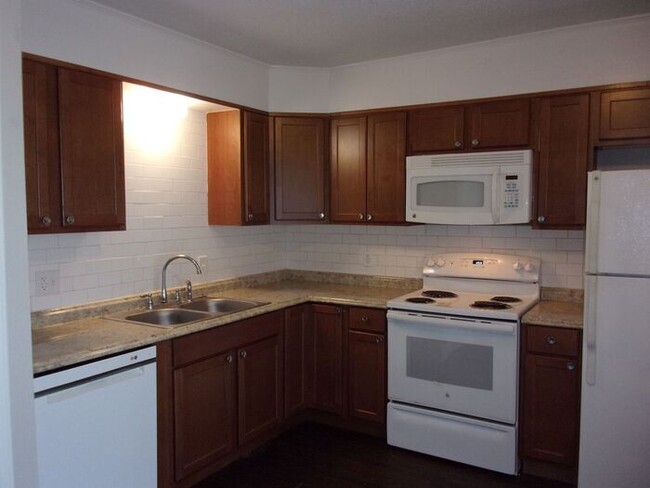 Building Photo - Recently Renovated 2 Bedroom 1 1/2 Bath To...