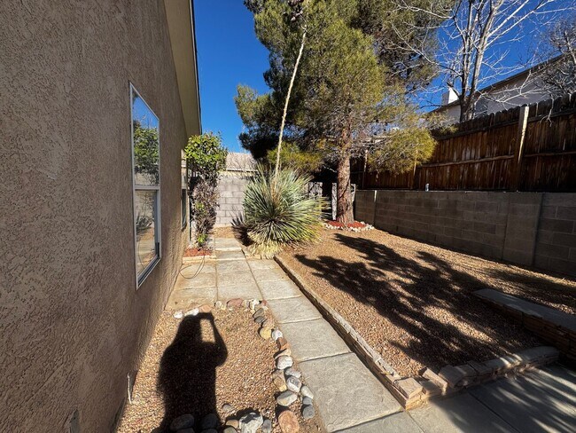 Building Photo - Great 3BR Home Near Cottonwood Mall!!