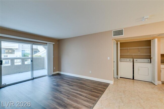 Building Photo - Beautiful Condo in a sought-after Gated Summerlin Community!