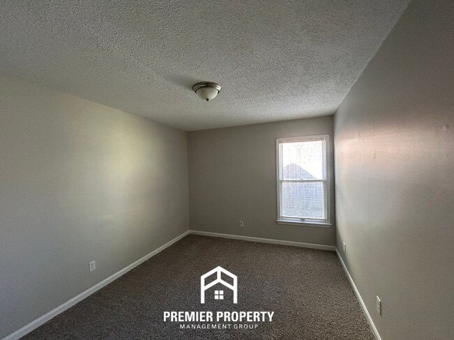 Building Photo - Spacious 3BR Memphis Home | Vaulted Ceilings, Fireplace, 2-Car Garage & Fenced Yard