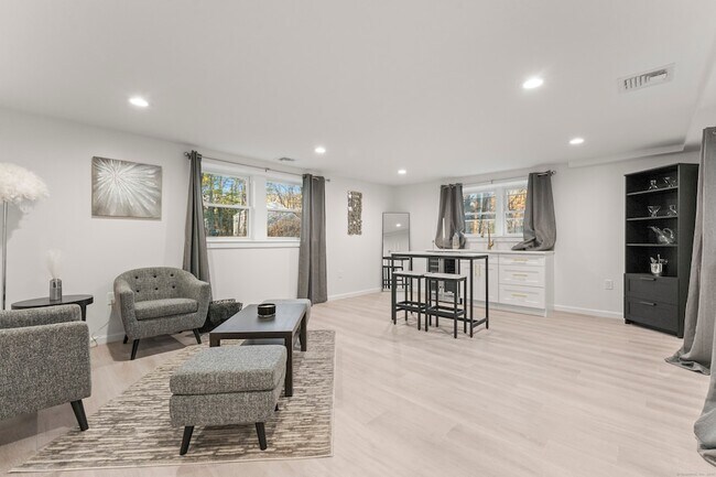 Building Photo - 45 Westledge Rd