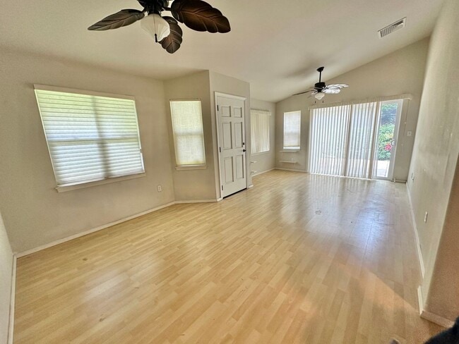 Building Photo - 3 Bedroom / 2 Bathroom Townhome in Kehalan...