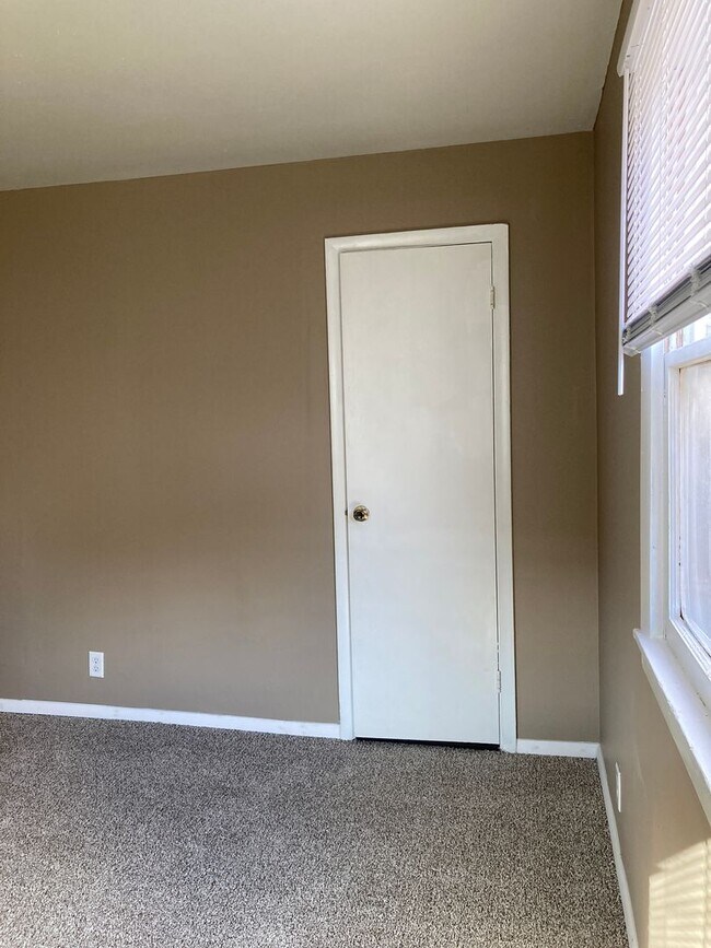 Building Photo - Newly remodeled 3 bedroom