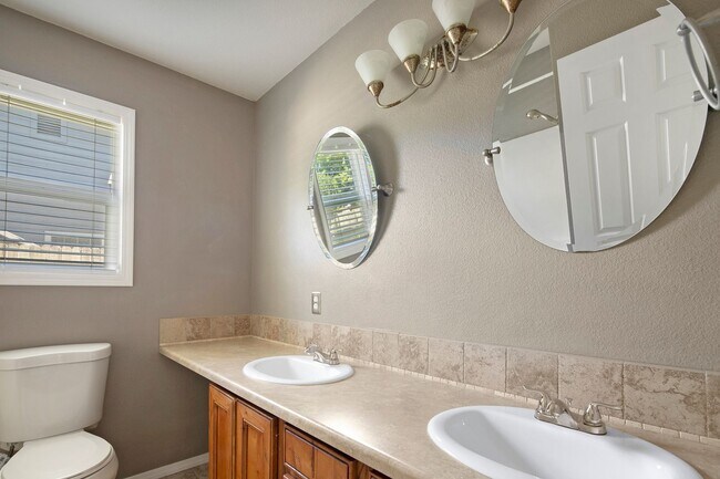 Building Photo - Discover this charming 4-bedroom, 2-bathroom home in Meridian!