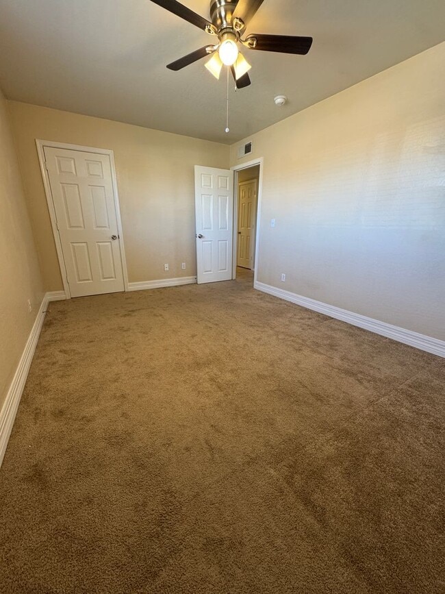 Building Photo - Spacious 4bdm 2Ba Tempe Home with New Kitchen and a Pool!