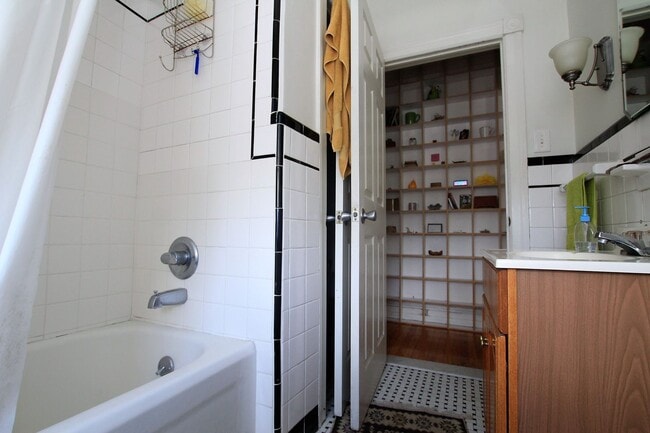 Building Photo - Spacious one bedroom unit, walking distance to Drexel