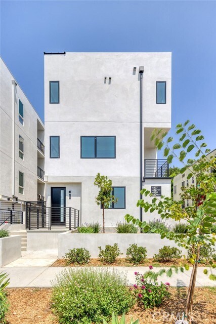 Building Photo - 4827 Oakwood Ave
