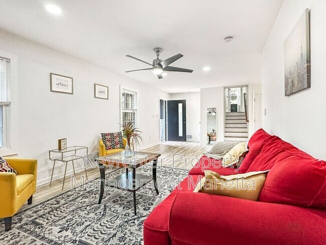 Building Photo - 651 Inglis Dr S E