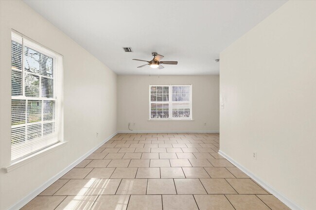 Building Photo - 735 Putnam Dr