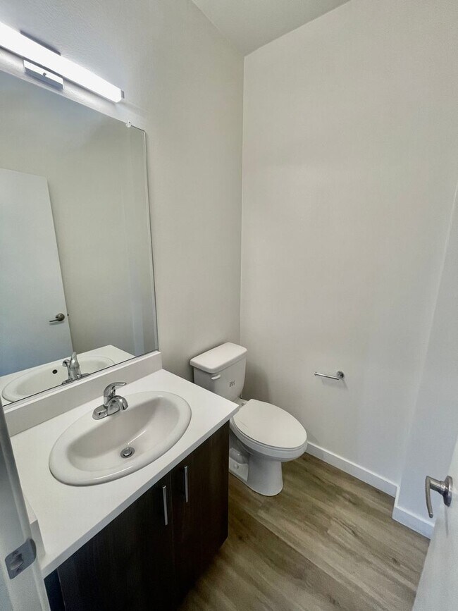 Building Photo - Spacious 2BD + Bonus Room Condo in Powellh...