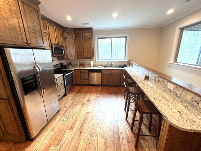 Building Photo - Furnished & All Inclusive Rental with Lake...