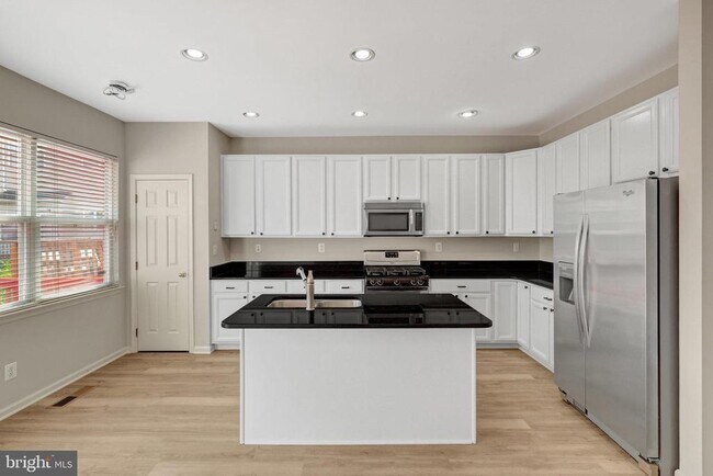 Building Photo - 2505 James Madison Cir