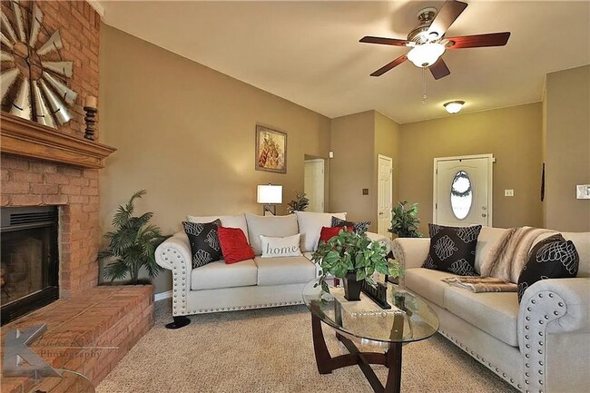 Building Photo - Cute 3-bedroom, 2-bath home