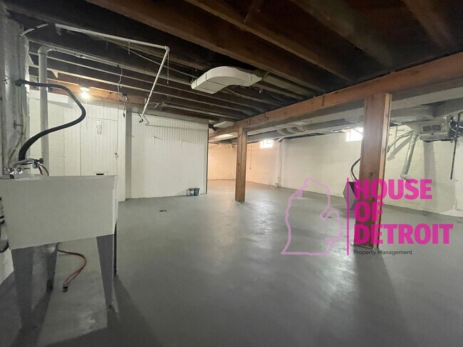 Building Photo - Summer Special~ 3 BEDROOM 1 BATH BUNGALOW ...