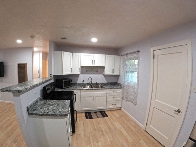 Building Photo - 1716 Princess Jeanne Dr
