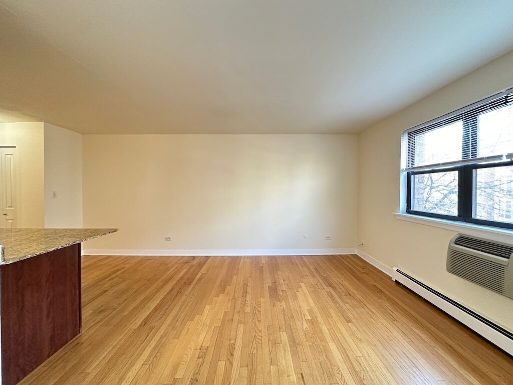 Building Photo - 645 W Wrightwood Ave