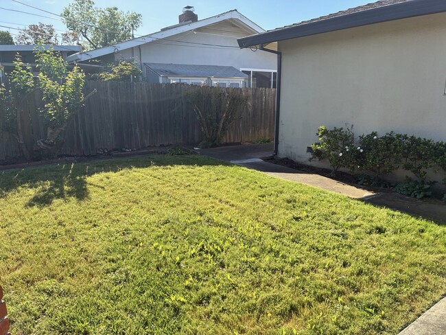 Building Photo - 3236 Rosemont Dr