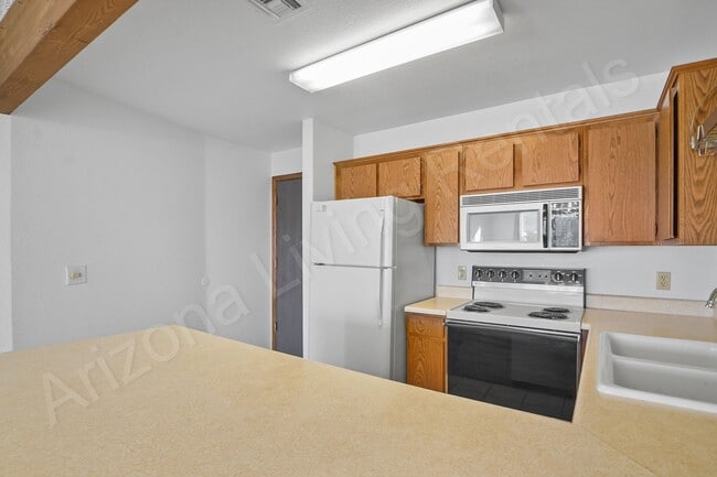 Building Photo - CENTRALLY LOCATED 1 BEDROOM CONDO