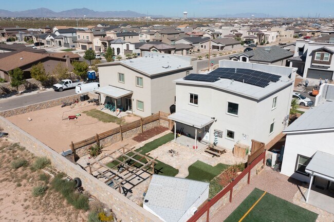 Building Photo - Beautiful East side House with 3 beds-2.5 ...