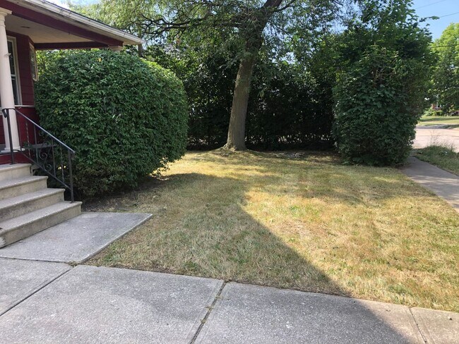 Building Photo - Section 8 Accepted! 3br/1.5ba with 2 Car G...