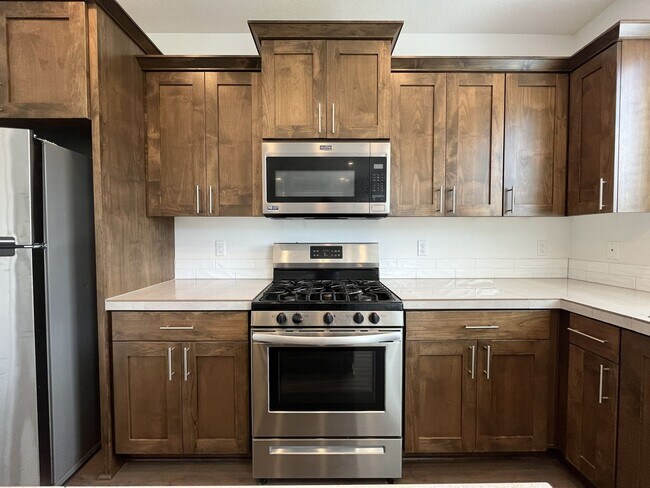 Building Photo - Stunning 3 Bedroom with Bonus Room | Solar Panels, Stainless Steel Appliances & Fenced Backyard