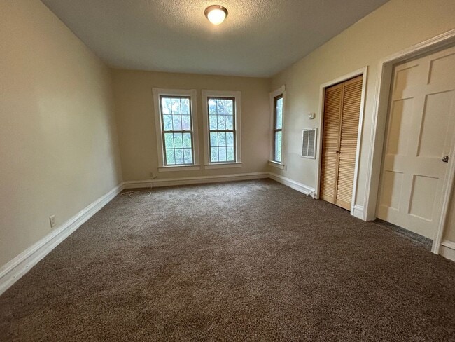 Building Photo - 666 Sims Ave