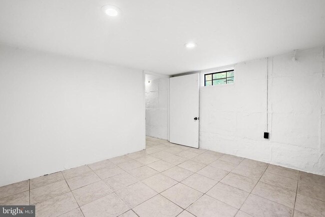 Building Photo - 2206 S Fern St
