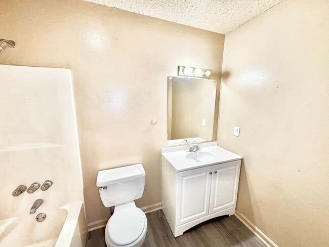 Building Photo - Three Bedroom Apartment with Spacious Dining and Living Area