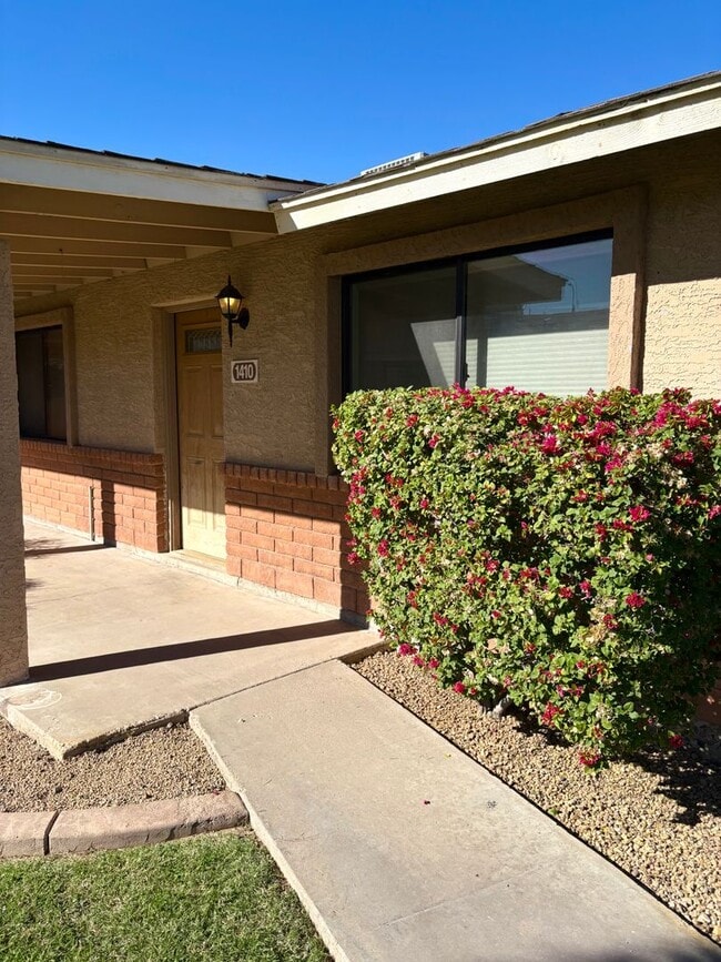 Building Photo - **Excellent 2br/1ba HOUSE (ALMA SCHOOL & KNOX)**