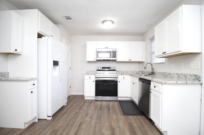 Building Photo - "Spacious 4-Bedroom, 2-Bath Home with Fenc...