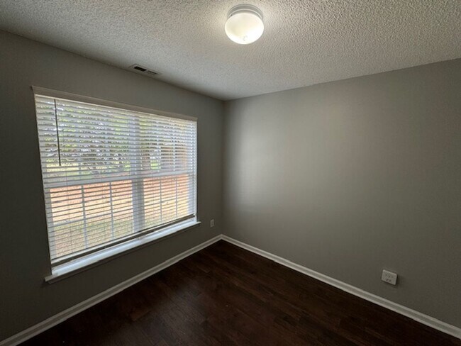 Building Photo - Pre-lease now for August!