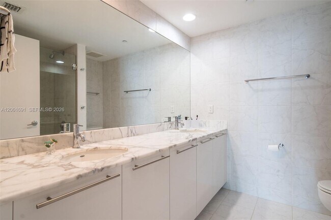 Building Photo - 950 Brickell Bay Dr