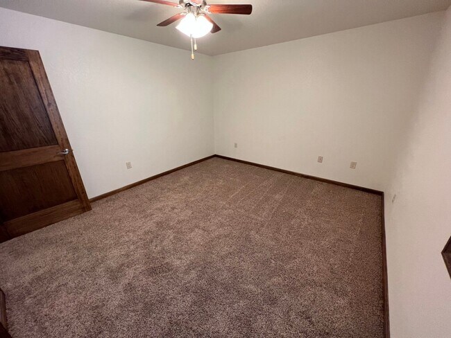 Building Photo - 409 S Broadway Ave