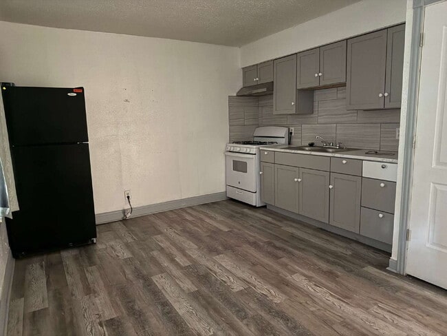 Building Photo - Gorgeous and Affordable 1 Bed/1 Bath, Clos...