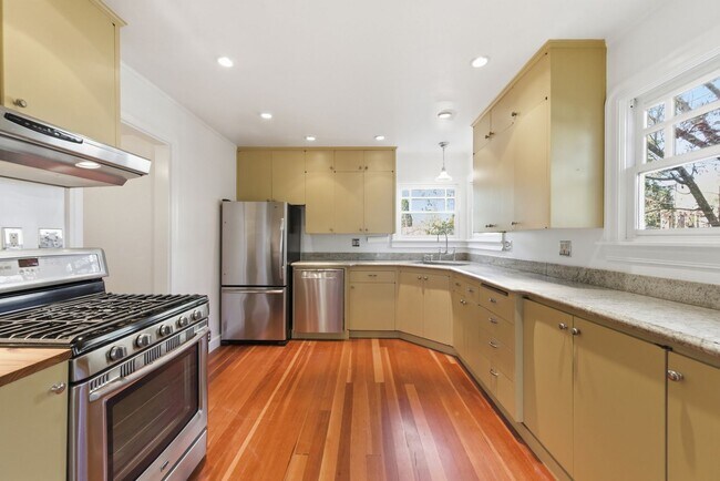 Building Photo - Spacious 2 Bed, 2 Bath Home