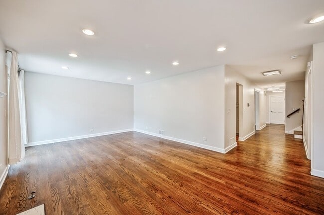 Building Photo - Gorgeous & Spacious Lincolshire Townhouse ...