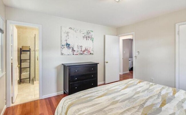 Building Photo - Splendid Split Foyer Home on Cul-de-Sac in...
