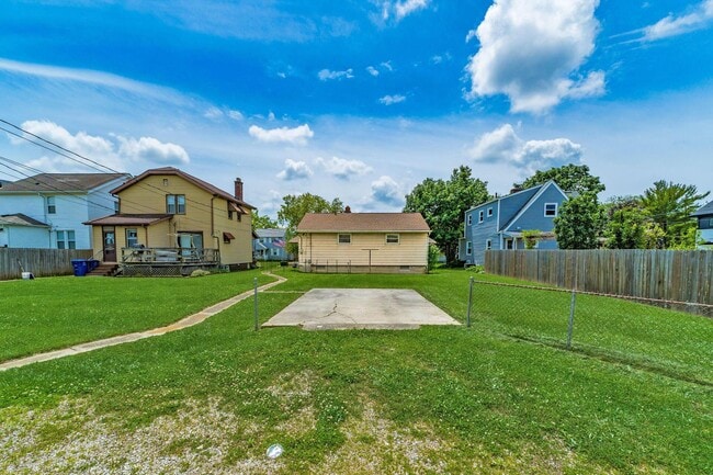Building Photo - 672 E Mithoff St