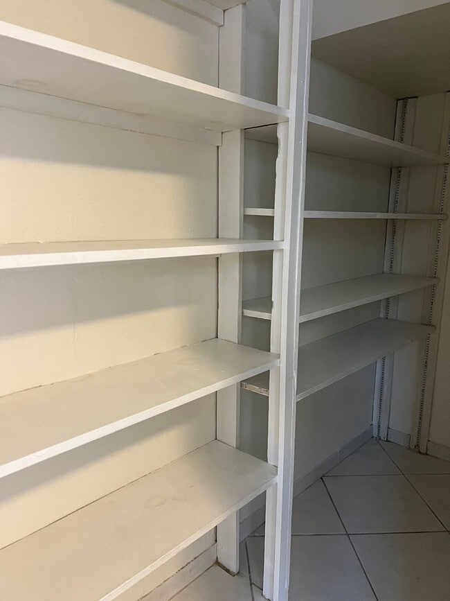Building Photo - 3 bedroom 2 bath townhouse for rent