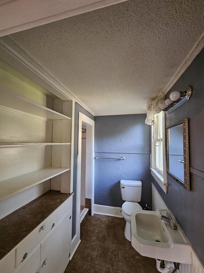 Building Photo - 2312 Pecan St