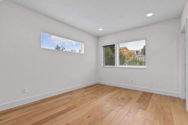 Building Photo - Stunning Ultra-Modern Central District Tow...