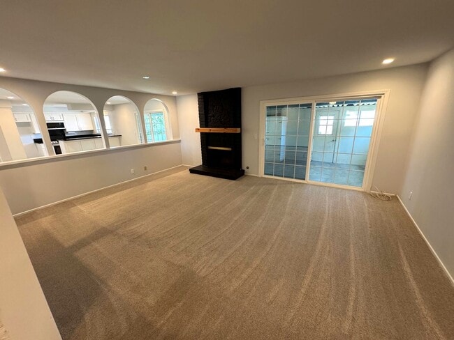 Building Photo - Spacious East Ventura 4 Bedroom Home – Sin...