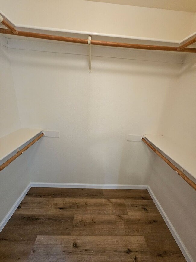Building Photo - LAkeport Available NOW!